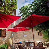 Courtyard garden at SmooVie Grignotheque in Saint-leon-sur-vezere