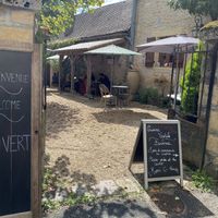 cute courtyard setting  at SmooVie Grignotheque in Saint-leon-sur-vezere