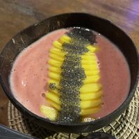 Añadiendo topping de mango  at Greenlight Cafe & Bar in Koh Samui