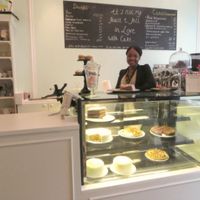 The lady behind the counter + cakes and an idear of how it looks :) at Majesteit Taart in Amsterdam