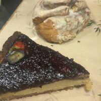 Cheesecake & Cinnamon Roll at Green&Berry in Barcelona