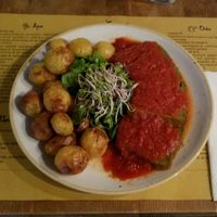 ZIA MARIA NEW

10€
Polpettone di broccoli, peperoni, cavolfiore e pan­grattato condito con gustoso sugo fatto in casa al basilico e accompagnato da gustose patate novelle al rosmarino e cipolla rossa di Tropea at Orto in Rome