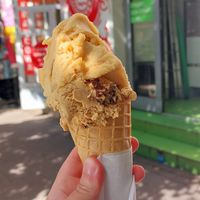 Snickers & peach 🤍 at Vegestacja in Warsaw