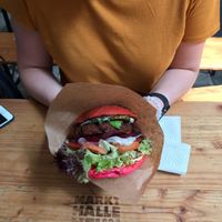 Burger with avo and beetrot at Tofu Tussis in Berlin