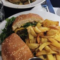 burger so amazing  at Janine Loves Sunday in Paris