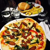 Oriental pizza and burger at Janine Loves Sunday in Paris
