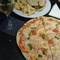 vegan cheeseburger and margherita at Janine Loves Sunday in Paris