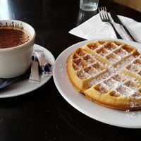 Breakfast: hot chocolate and waffle at Janine Loves Sunday in Paris