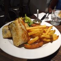 Kebap met frietjes en sla at Janine Loves Sunday in Paris