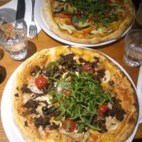 Pizza with "minced meat" and pizza with vegetables at Janine Loves Sunday in Paris