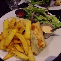 Kebab vegan avec frites at Janine Loves Sunday in Paris