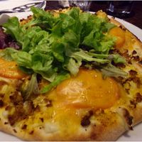 Pizza vegan (raclette) at Janine Loves Sunday in Paris