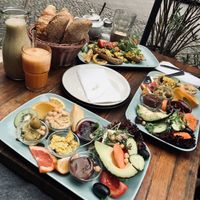 Vegan lover platter, juice and smoothie, scrambled tofu - YAMMI at Cafe Neue Liebe in Berlin