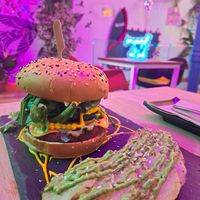 'Red Dragon' burger with baked potatoes at Sanissimo - Opera in Madrid