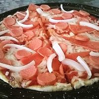 Salchicha, jamom y cebolla. at Vegarum in Monterrey