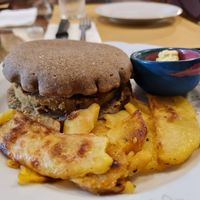 Vegan burger with buckwheat bread at Le Golose Imperfezioni in Como