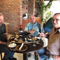 en mycket trevlig vegansk plats som serverar både veganska och icke-veganska rätter. Det har bra kundservice svar.
  Jag vill också tacka Olof och Fredrick för att följa med m at Helan & Halvan in Linkoping