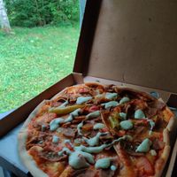 Vegan kebabpizza with garlic sauce at Kroppkärrs Pizzeria in Karlstad