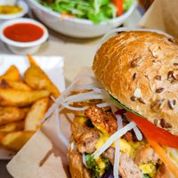 Un grand burger (même trop) et de super frites ! at Farma Burgerownia Roslinna in Krakow