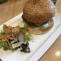 Vegano, ein Veganer Cheeseburger, 9,90 € at Burgerglück in Goslar