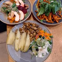 Vegan - nachfragen hilft: Ofenkartoffel ohne Kräuterquark und Süßkartoffel-Pommes ohne Kräuterquark und die Herbst-Bowl von der Wochenkarte ohne Dressing at Tim's 5 Tageszeiten in Goslar