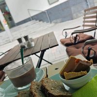 Homemade bread and a hot chocolate at Schneeweiss + Rosenrot in Goslar