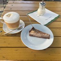 Latte Macciato und raw salted caramel Kuchen (vegan)  at Schneeweiss + Rosenrot in Goslar