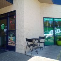 Outside seating 💚 at Glow Juicery in Duncan