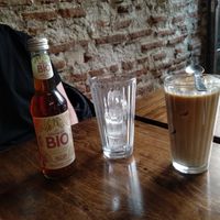 Cola bio y iced latte at Pum Pum Cafe in Madrid