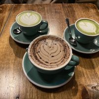 Matcha latte y choco latte con leche vegetal   at Pum Pum Cafe in Madrid