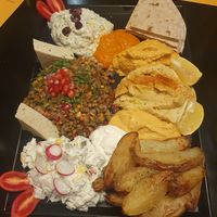 Plato con varios entrantes típicos at Veganaki in Athens