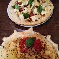 Calzone und White pizza at La Stella Nera in Berlin