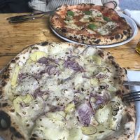 Salami & Kartoffelpizza at La Stella Nera in Berlin