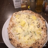 Pizza mit Kartoffeln, Zwiebeln und Rosmarin at La Stella Nera in Berlin