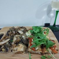 pizza champignons
pizza tomate, artichaut, roquette
vin blanc vegan at Pizz'arome in Strasbourg