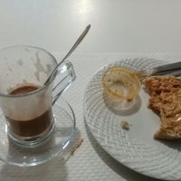 Meu pedido foi, Pão com manteiga de amendoim e Chocolate quente.

Pontos Negativos:

Pão um pouco duro, velhecido
Parece pão da padaria comprado 

A manteiga de amendoim parece  at Veganeats Caffe in Lisbon
