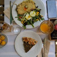 Prato do dia e fatia de quiche at Veganeats Caffe in Lisbon