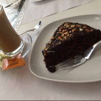 coffee & cake at Veganeats Caffe in Lisbon