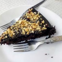 chocolate cake at Veganeats Caffe in Lisbon