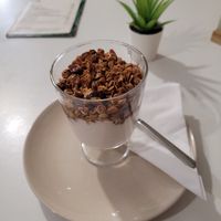 Soja-Joghurt mit selbstgemachten Cerealien. at Veganeats Caffe in Lisbon