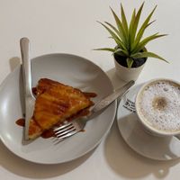 pineapple-salted caramel cake at Veganeats Caffe in Lisbon