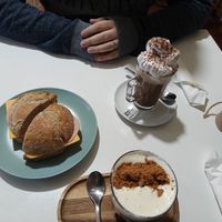 Mocca + Galão de Biscoff at Veganeats Caffe in Lisbon