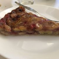 Banana & Strawberry cake at Veganeats Caffe in Lisbon