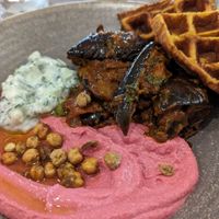 FALAFEL WAFFLE (SS, SY) 18
A fresh golden waffle served with aubergine sambal, 
roast beetroot hummus, cucumber yoghurt raita, puffed 
chickpeas and dressed baby leaves at Farmacy in West London
