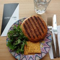 The burger at Oatmeal (they call it "sandwich", tho) comes with some delicious salad, and some sort of chips. The burger is very delicious, comes with vegan cheese and tomatoes. Very yummy. at Oatmeal in Paris