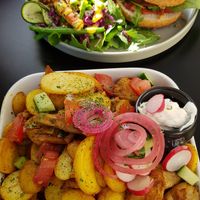 Bovenin: vegan burger. Onderin: vegan kapsalon. at Funky Jungle in Mechelen