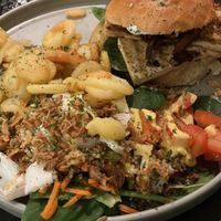 Tofu halloumi burger met ovenpatatjes   at Funky Jungle in Mechelen