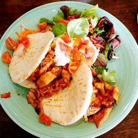 Jackfruit gyros in een pitabroodje met vegan tzatsiki at Funky Jungle in Mechelen