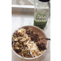 Choclate smoothie bowl and green juice at Juice Warrior in Edinburgh
