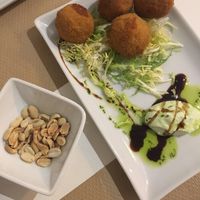4 croquettes (2 cheddar and 2 vegetable) with an amazing creamy sauce for 6.50 euros. June 2018 at Nomit in Valencia
